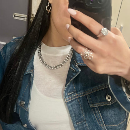 שרשרת גורמט עבה מסטנסטיל על הצוואר