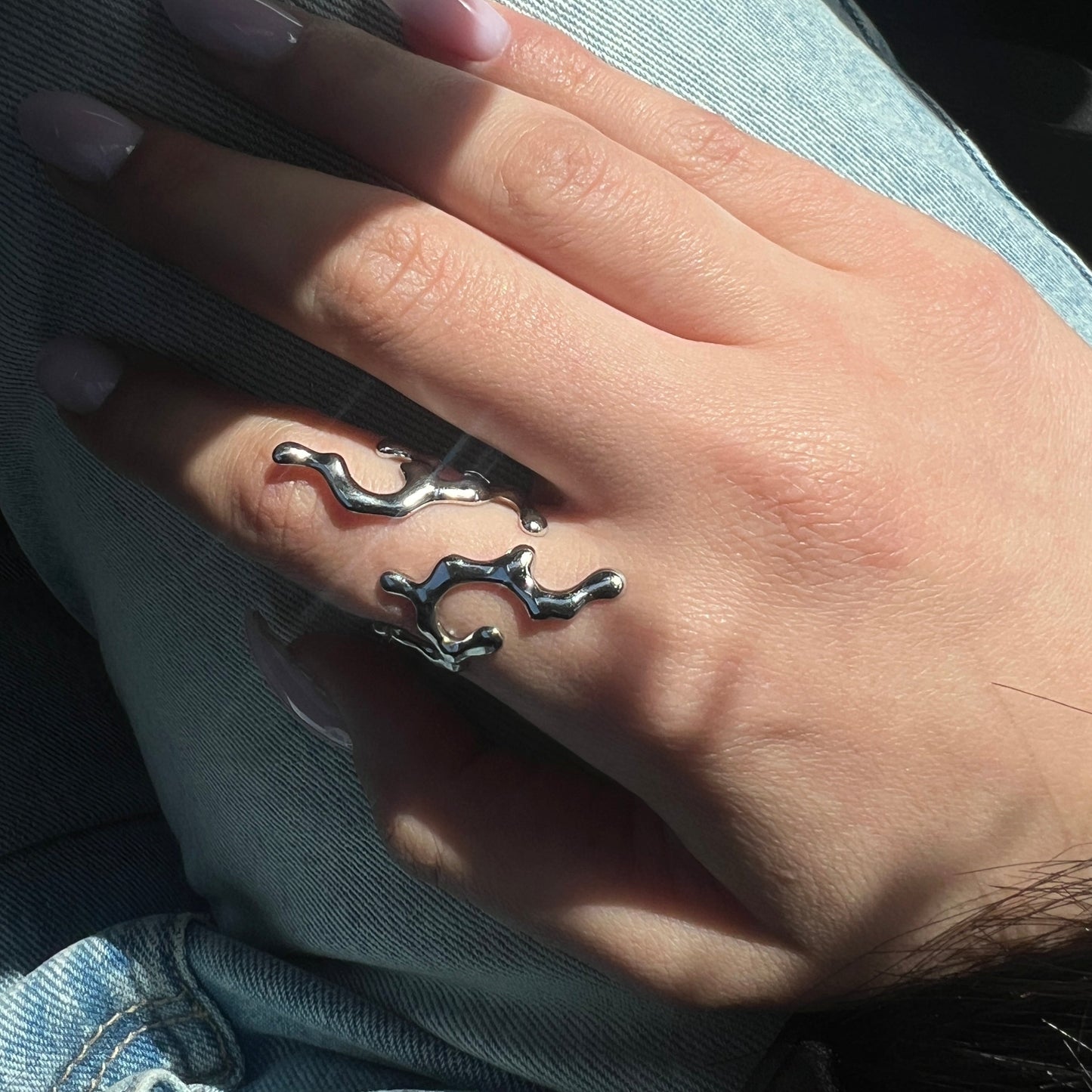 טבעת ארי עם נוכחות על היד