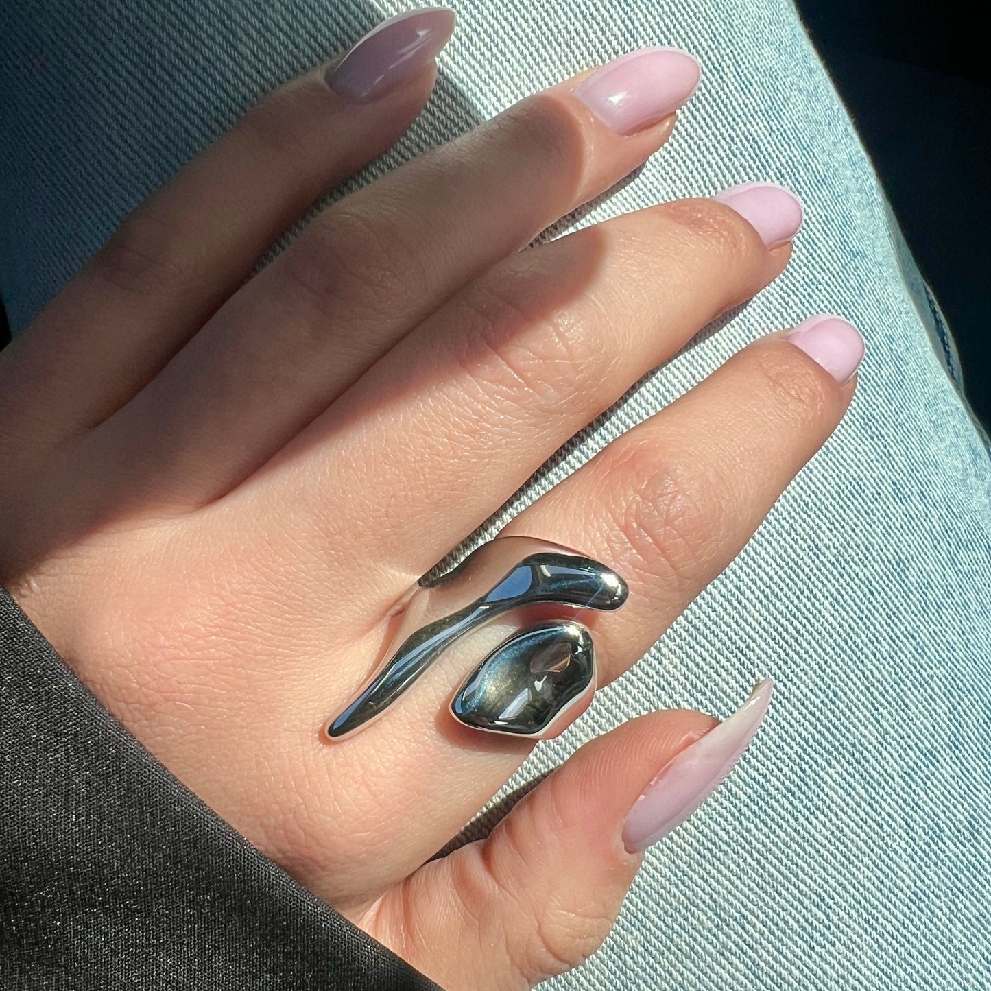 טבעת מיה בעיצוב נקי ובולט