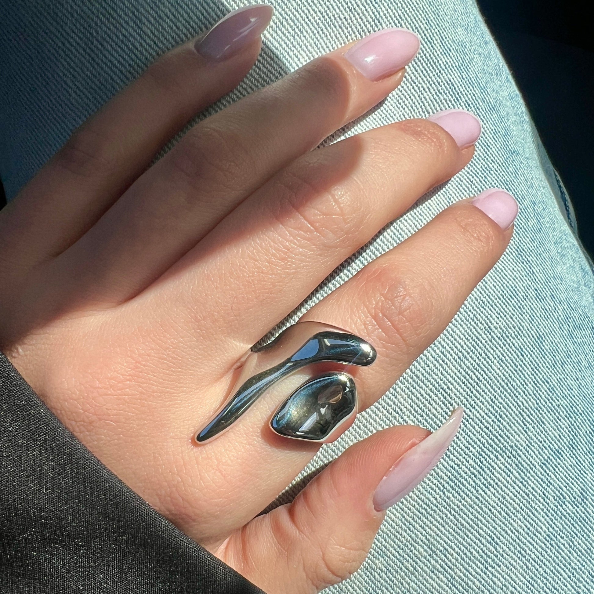 טבעת מיה בעיצוב נקי ובולט