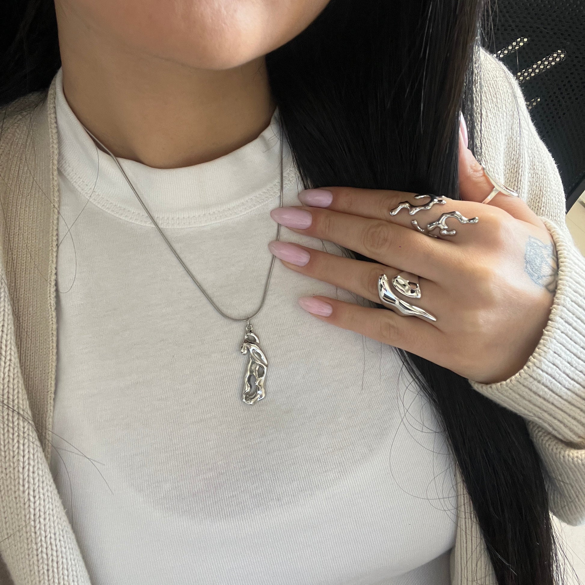 שרשרת עם תליון אמנותי במראה נמס