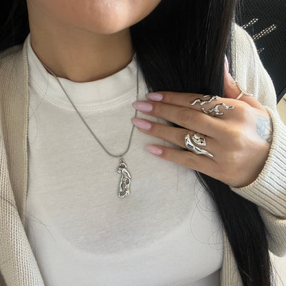 שרשרת עם תליון אמנותי במראה נמס