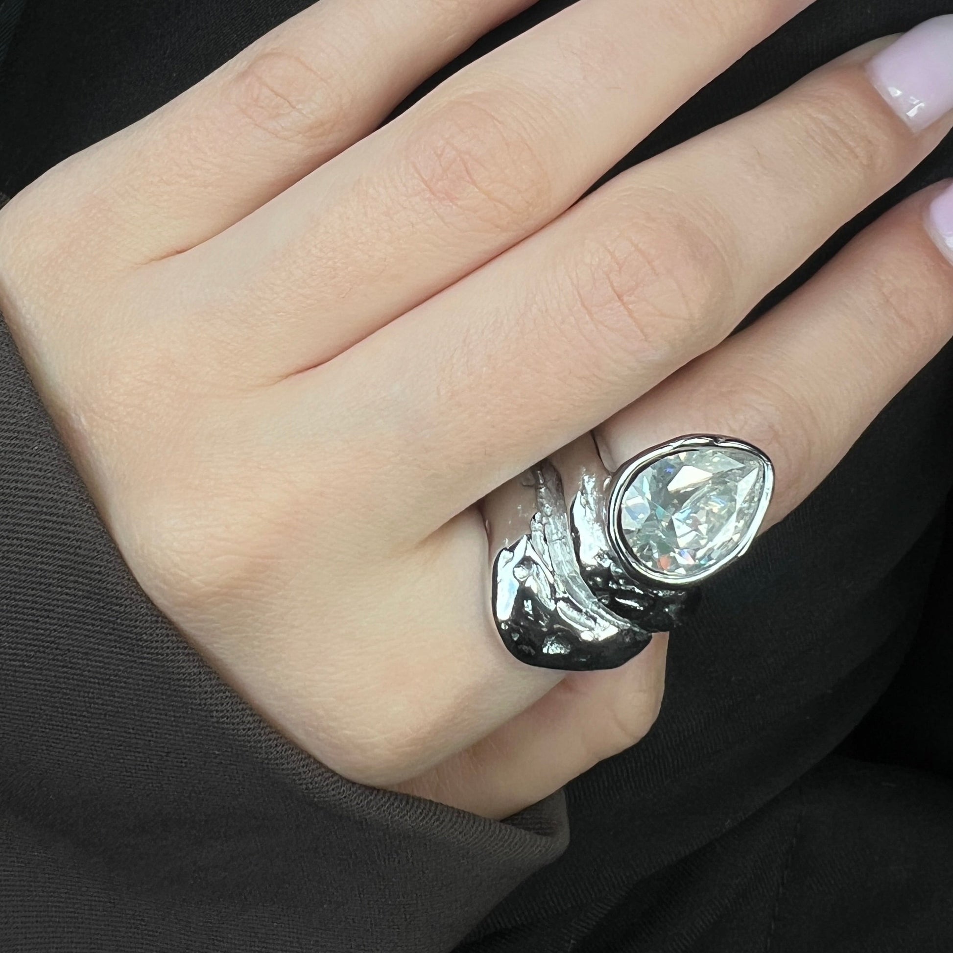 טבעת Sol כסופה וגדולה עם זרקון טיפה על היד.