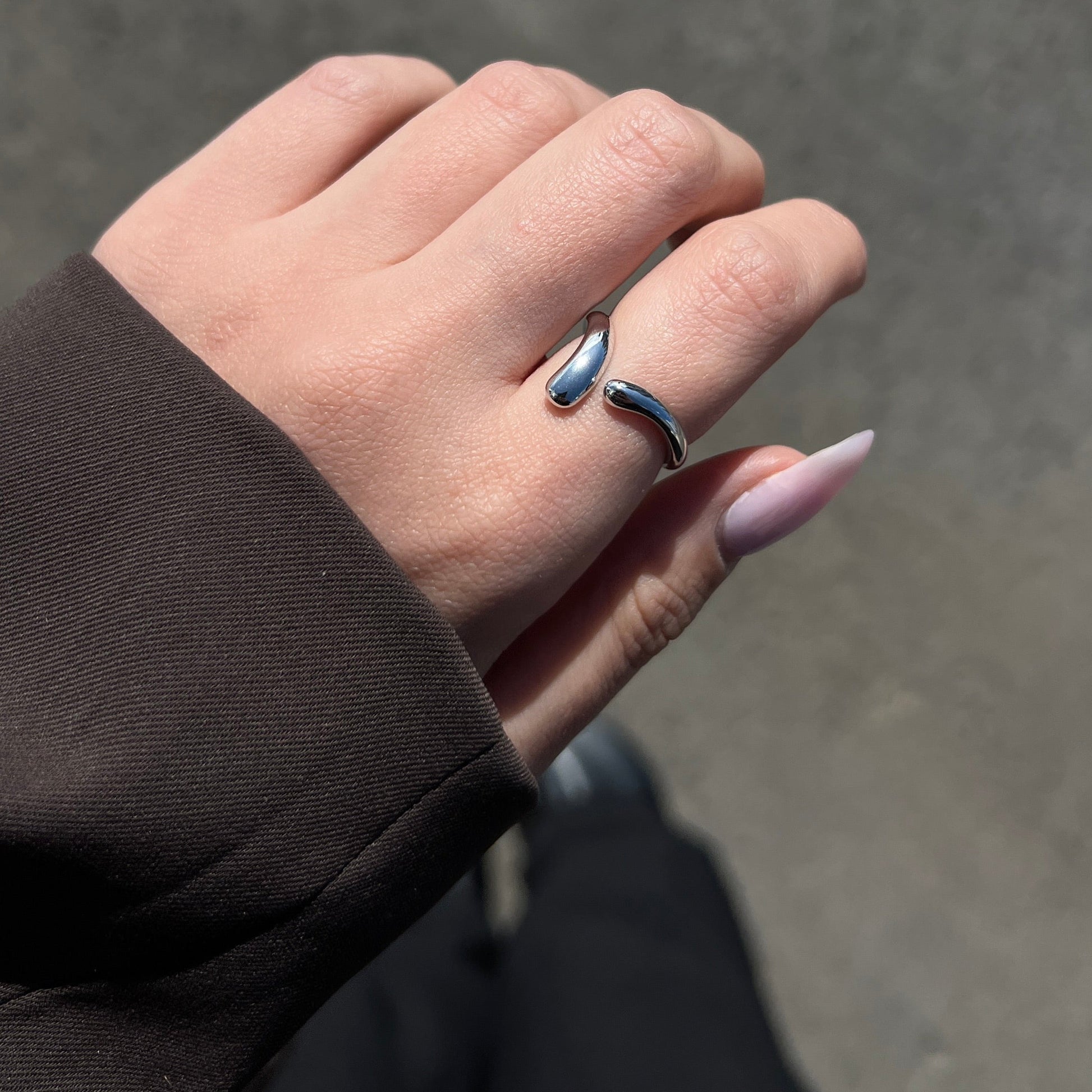 טבעת שי בעיצוב נוזלי אורגני