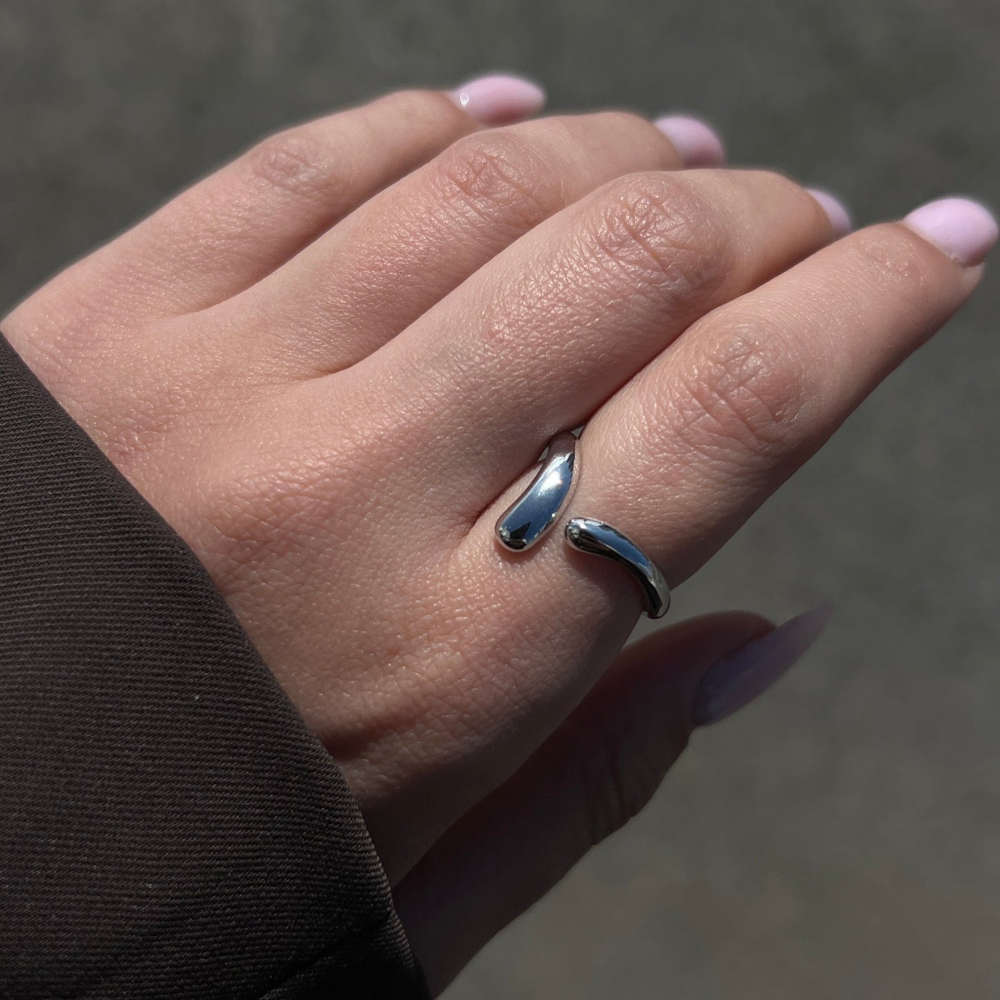 טבעת מינימליסטית עם קווים זורמים