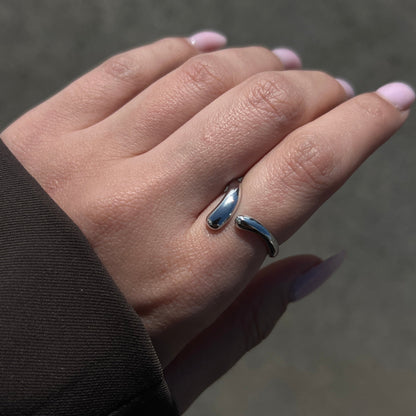 טבעת מינימליסטית עם קווים זורמים