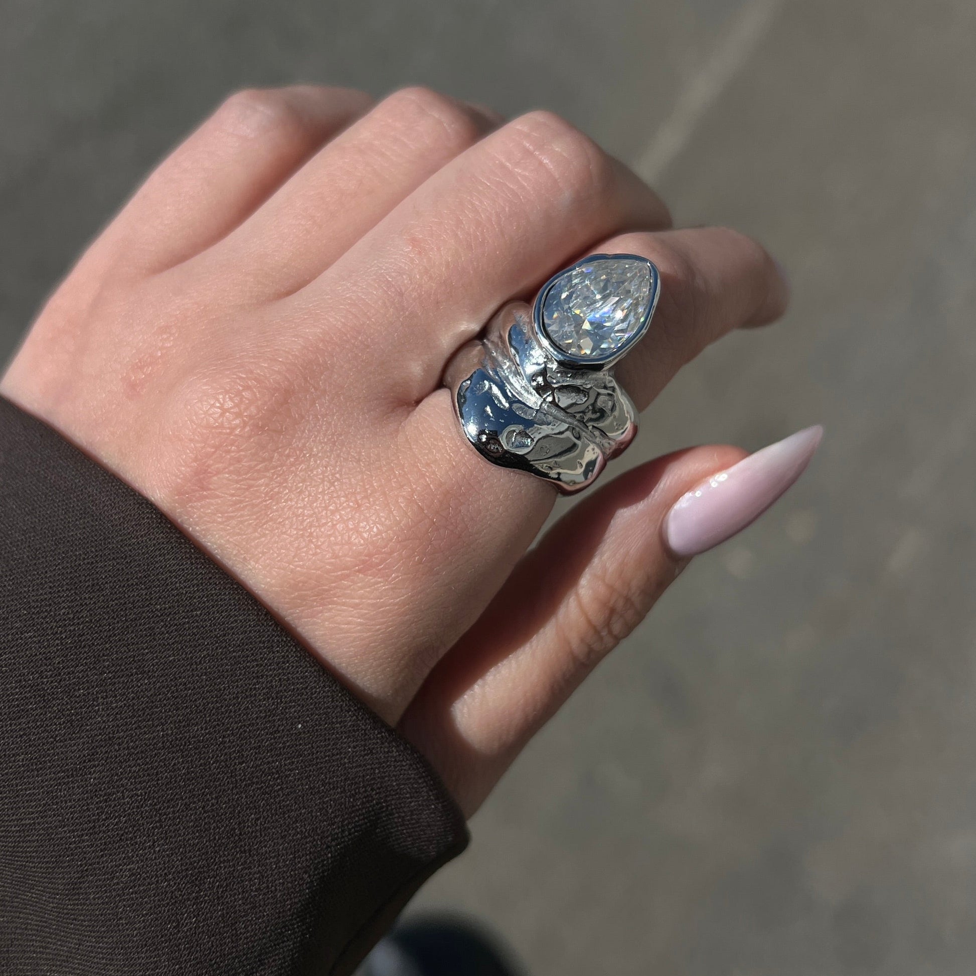 תכשיטי סטיינלס סטיל עמידים במים - טבעת כסופה שלא משחירה.