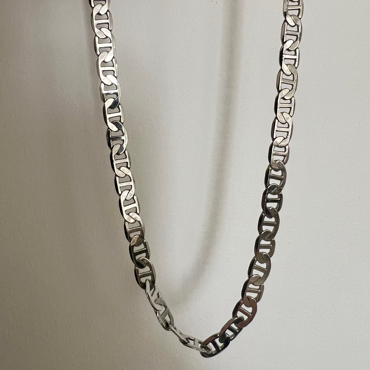 שרשרת גורמט קלאסית לנשים בצילום קרוב