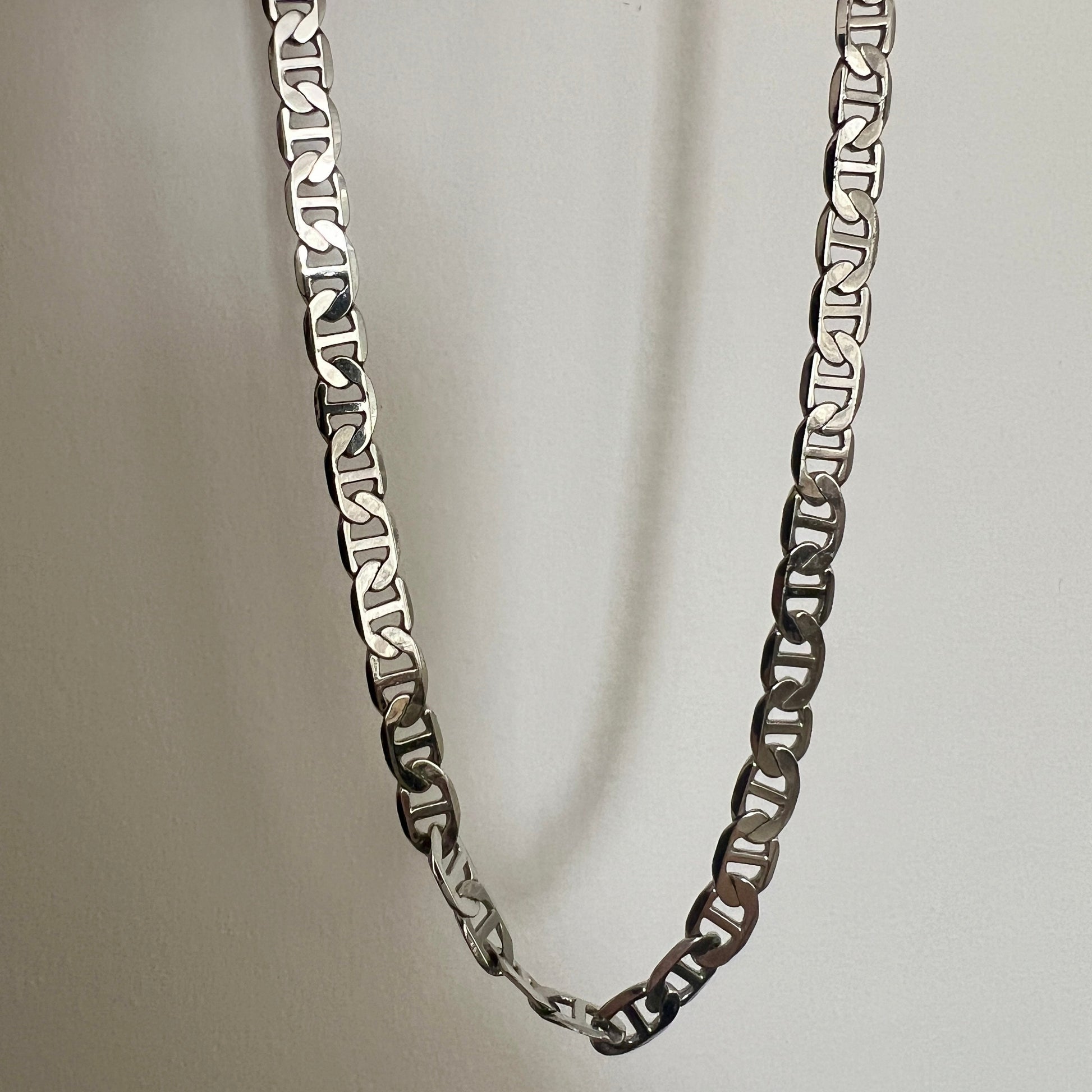 שרשרת גורמט קלאסית לנשים בצילום קרוב