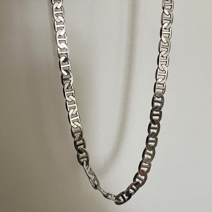 שרשרת גורמט קלאסית לנשים בצילום קרוב