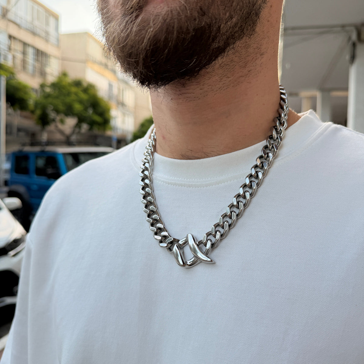 שרשרת חוליות רחבה בעלת נוכחות חזקה למראה אדג'י.