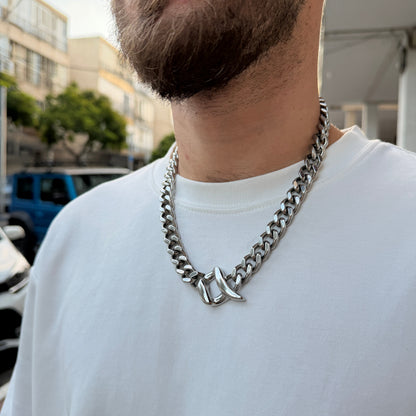 שרשרת חוליות רחבה בעלת נוכחות חזקה למראה אדג'י.