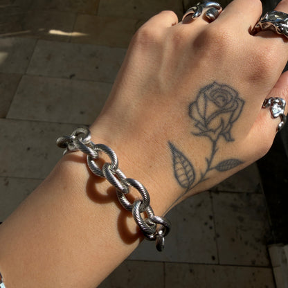 צמיד בעיצוב לא שגרתי על היד