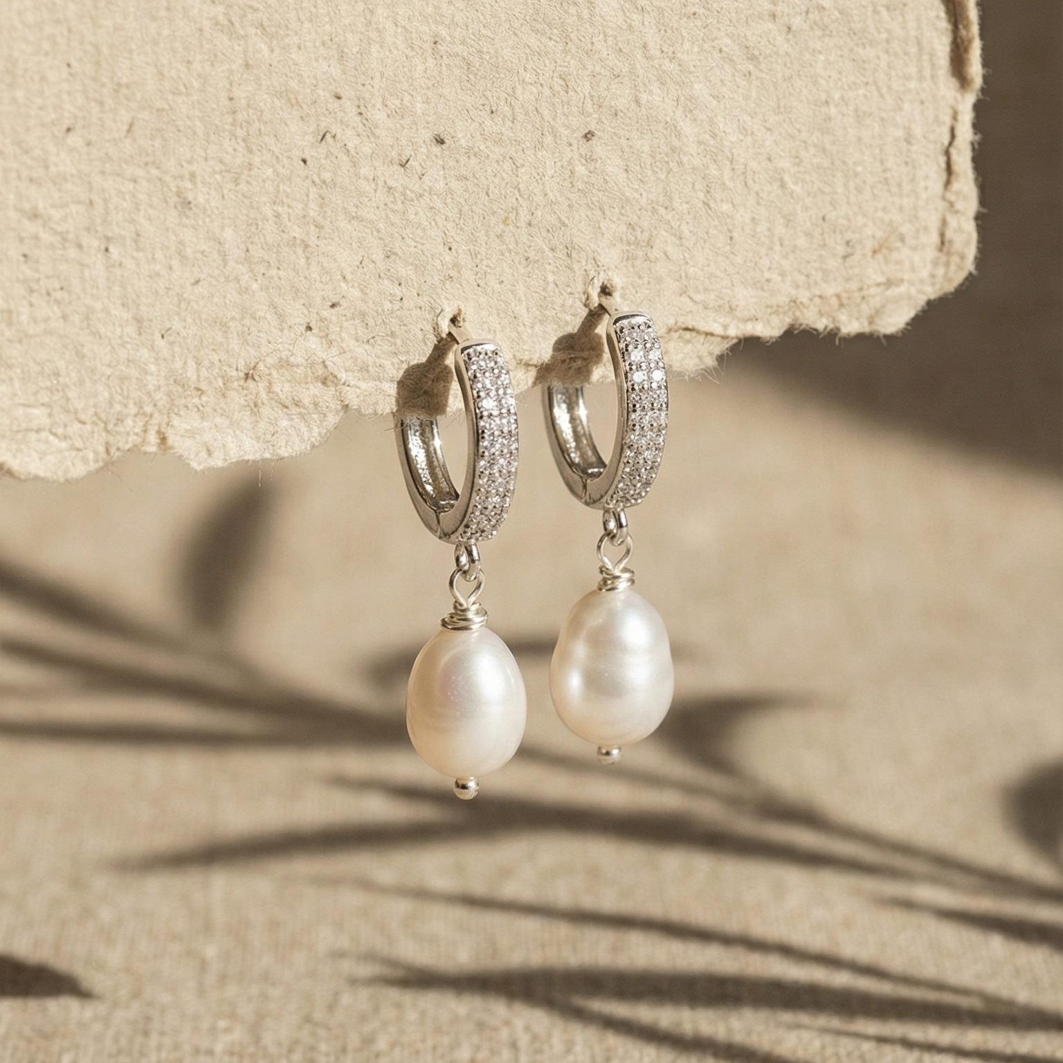 עגילי חישוק כסף 925 משובצים זרקונים עם פנינה טבעית תלויה