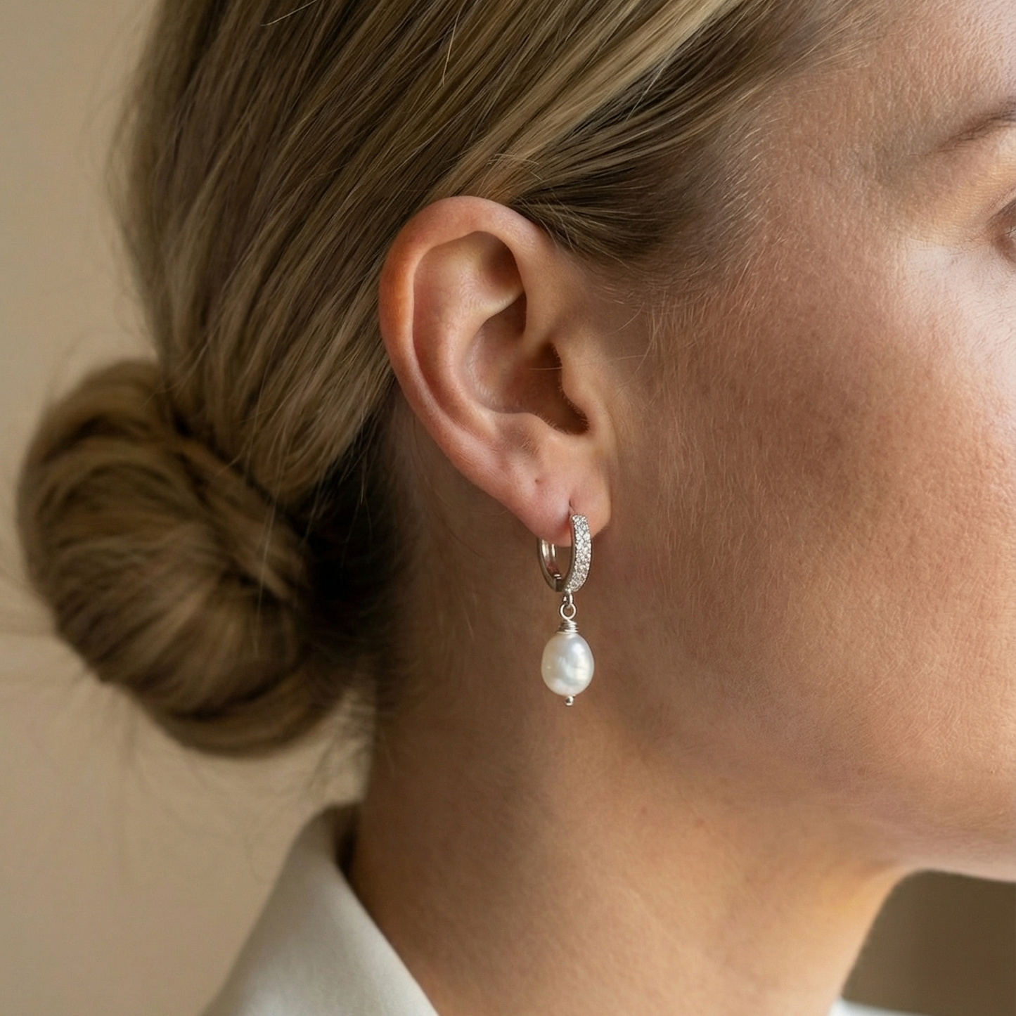 עגילי פנינה עדינים לנשים עם חישוק כסף קטן