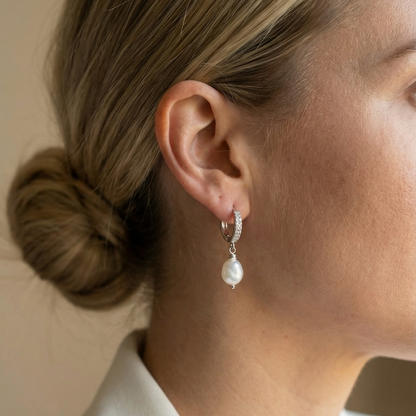 עגילי פנינה עדינים לנשים עם חישוק כסף קטן