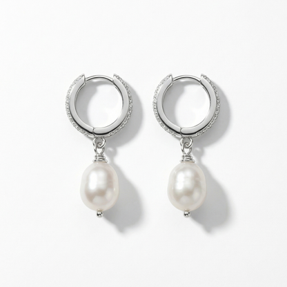 תקריב של עגילי כסף משובצים זרקונים עם פנינה אמיתית